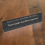 Funny Office Manager Teamleiter Namensplakette<br><div class="desc">Ein schönes Schreibtischschild für Office Manager,  Boss oder den Teamleiter,  der auf hochwertigem Acryl als humorvolles Bürogeschenk für den Chef oder das Management-Team entworfen wurde.</div>