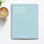 Funny Office Quote Doodles Gezeichnet Notizbuch<br><div class="desc">Hellblaues Notizbuch für Notizen,  Listen und mehr mit einem lustigen Zitat in modernem Weißtext,  das lautet "Doodles,  die ich bei wichtigen Arbeitstreffen gezeichnet habe". Das perfekte Notizbuch für jeden,  der seine Zeit in einem Meeting verbracht hat,  gelangweilt sich aus dem Kopf.</div>