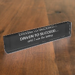 Funny Office Successdesk Name Teller Namensplakette<br><div class="desc">Eine lustige Schreibtischtafel mit humorvollem Sprichwort,  die sich auf Ihren Erfolg in einem neuen Design bezieht,  das alle zum Lächeln bringen wird. Das Design in Schwarz/Weiß auf hochwertigem Acryl ist ein großartiges Geschenk für Führungskräfte.</div>