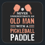 Funny Old Man Pickleball Paddle Geschenk Quadratischer Aufkleber<br><div class="desc">Dieses lustige Design ist das ideale Geschenk für alle Männer und Frauen,  die Pickleball Liebe spielen. Für Ihren pensionierten Großvater oder Oma,  die Lieben zu trinken oder zu trinken. Geschenke für Pickle-Ball-Sportler.</div>