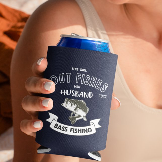 Funny Out Fish Ehefrau Bass Fishing Tasse Dosenkühler (Funny wife out fishing her husband. Largemouth bass. )