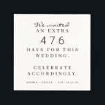 Funny Pandemic Wedding Party Dementsprechend warte Serviette<br><div class="desc">SCHLIESSLICH! Zeit,  dieses Party zu starten! Lass allen,  wie geduldig Liebe ist mit diesen lustigen,  bearbeitbaren,  pandemischen Hochzeitsnapkins. Editieren Sie einfach die Anzahl der Tage,  die Sie warten mussten! Jeder wird sicher sein,  entsprechend zu feiern!</div>