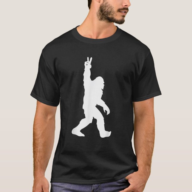 Funny Peace Out Bigfoot glaubt an Shirt (Vorderseite)