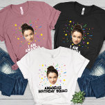 Funny Personalisiert Birthday Party Custom Foto Tri-Blend Shirt<br><div class="desc">Mit unserem Funny Personalisiert Birthday Party Custom Foto Tri-Blend Shirt bringen Sie das Lachen zum nächsten Geburtstagsbash. Dieses individuelle Shirt wurde entworfen, um Ihnen eine spielerische und einzigartige Drehung zu verleihen, mit einem lustigen Bildgesicht und dem Namen Ihrer Wahl. Dieses Foto Shirt eignet sich perfekt für ein unvergessliches Gruppendesign und...</div>