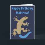 Funny Personalisiert Blue Tail Skink Birthday Card Karte<br><div class="desc">Diese lustige Geburtstagskarte zeigt eine Illustration eines blauschwanzigen Skins. Auf der Vorderseite dieser Karte steht "Glücklich zum Geburtstag (für deinen Empfänger)" und innen steht "Hoffe, dass du deinen Schwanz nicht ablegst!" Der gesamte Text auf dieser Karte kann personalisiert, bearbeitet oder entfernt werden, indem Sie die leeren Vorlagenfelder ausfüllen, sodass Sie...</div>