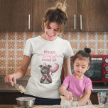 Funny Personalisiert Dog Birthday Sister T-Shirt<br><div class="desc">Woof! Schwester sagt, es sei in diesem lustigen Hemd, "Jemand wird 3, und sie hat versucht, ein gutes Mädchen zu sein, aber sie will nicht zu Grow Up". Benutzerdefinierbare Namenstext-Vorlage enthalten. Dieser süße Boxer Welpe hat eine braune Blinde und einen weißen Pelzmantel und eine schwarze Nase, die auch mit einem...</div>