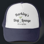 Funny Personalisiert Dog Lounge Truckerkappe<br><div class="desc">Ein skurriles Design speziell für Hundebesitzer, Hundewanderer, Tierärzte, Hundegroßhändler und mehr, das mit dem Namen Ihres Hundes personalisiert werden kann, anstelle des im Designvorlage abgebildeten Beispielnamens. Es ist mit einem martini Glas und "Dog Lounge" und "It's a ruff life" Text. Mit diesem Design ist eine Suite von passenden Produkten erhältlich,...</div>