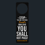 Funny Personalisiert Door Hanger Türanhänger<br><div class="desc">Eine tolle personalisierte Geschenkidee für alle Hausmitglieder! Kinderzimmer,  Mama's Office und Papa's man Höhle. Personalisieren Sie es,  um es einzigartig zu machen.</div>
