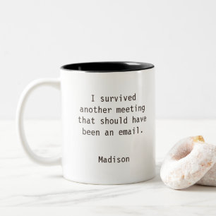 Funny Personalisiert I Überlebte Office Meeting Zweifarbige Tasse