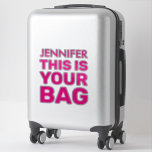 Funny Personalisiert Name Achtung Pink Vinyl Aufkleber<br><div class="desc">Erleben Sie ein einzigartiges Gefühl von Identität und Stil auch während Ihres Reisens! Vermeiden Sie die Verwechslung von Gepäckaufklebern mit unserem personalisierten, küssen-geschnittenen Vinyl-Aufkleber. Sie sind mit Ihrem Namen in Rosa (oder einer beliebigen Farbe Ihrer Wahl) verziert und mit den lustigen Worten "This IS YOUR BAG" verkleidet, werden Sie sich...</div>