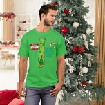 Funny Personalisiert Name Tag Weihnachts-T-Shirt T-Shirt<br><div class="desc">Das perfekte Shirt zum Weihnachtsgebäck: mit einem personalisierten Namensschild,  kitschigem Weihnachtsgebäck und einem Bonbons in der Tasche!</div>
