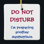 Funny Personalisiert nicht stören Koch Keramikornament<br><div class="desc">Kochst du gerne oder kennst jemand anderen, der das tut? Dieser niedliche und lustige Weihnachtsschmuck ist das ideale Geschenk oder kleine Geschenk für den auf Zuhause Koch in Ihrem Leben. Der humorvolle rote und blaue Text lautet: "DISTURB I'm Vorbereitung eines anderen Meisterwerks NICHT." Sogar ein 5-Sterne-Koch braucht Spaß in einer...</div>