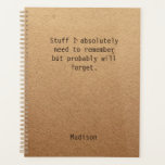 Funny Personalisiert Notes Office-Meeting Planer<br><div class="desc">Funny Personalisiert Notes Office Meeting Planner enthält den Text "Zeug, an den ich mich unbedingt erinnern muss, aber wahrscheinlich vergessen werde" mit Ihrem personalisierten Namen unten auf einem geschlechtsneutralen rustikalen handwerklichen Hintergrund. Personalisieren Sie diese, indem Sie den Text in dem dafür vorgesehenen Textfeld bearbeiten. Entwickelt für Sie von ©Evco Studio...</div>