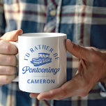 Funny Personalisiert Pontoon Boat Lover Zitat Kaffeetasse<br><div class="desc">Diese personalisierte Kaffeemaschine "I'd Rather Be Pontooning" ist das ideale Geschenk für Bootfans und Pontonliebhaber. Diese Tasse ist mit einem eleganten, Retro-inspirierten Design und einer charmanten Ponton-Bootgrafik versehen und kann mit einem Namen für eine wirklich einzigartige Touch individuell gestaltet werden. Die blau-weiße Tasse ist für erholsame Morgenstunden auf dem Deck...</div>