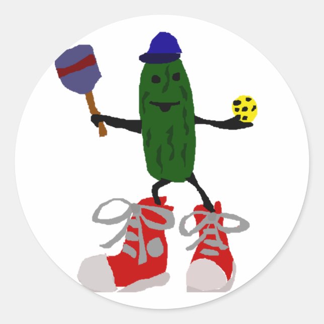 Funny Pickle Holding Pickleball und Paddel Runder Aufkleber (Vorderseite)