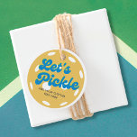 Funny Pickleball Lasst uns Personalisierten Text p Geschenkanhänger<br><div class="desc">Ein lustiges pickleball-Geschenk oder Gefallen-Tag mit einem pickleball,  "Let's Pickle" in einem lustigen Retro-Schriftart und Ihren eigenen Text. Fügen Sie einen Spielernamen,  einen Pickleball-Clubnamen,  lustiges Sprichwort usw. hinzu. Ein Gastgeschenk oder eine kleine Geschenkkarte.</div>