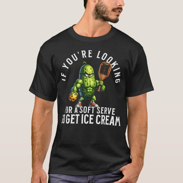 Funny Pickleball Lover With A Pickle Playing T-Shirt (Vorderseite)