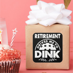 Funny Pickleball Pensionierung treibt mich dazu, G Quadratischer Aufkleber