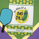 Funny Pickleball Pickle I BIN EINE GROSSE DILL Geschirrtuch<br><div class="desc">Funny, personalisierte, individuelle Farbe pickleball Handtuch für den Pickleball-Enthusiast mit dem humorvollen Sprichwort I'M KIND OF A BIG DILL mit einem Dill-Pickle und pickleball und einem Namen, Monogramm oder benutzerdefinierten Text in Ihrer Wahl der Farben. Spaß Geschenk für ihn, sie oder ein Team. HILFE: Für Hilfe bei Designänderungen oder Personalisierungen,...</div>