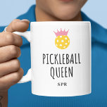 Funny Pickleball Queen, Custom Monogram Name Text Kaffeetasse<br><div class="desc">Wir alle haben einen Pickleball-Freund, die Königin des Hofes ist - immer gewinnen und auf ihrem Spiel. Nun, hier ist das perfekte Geschenk für sie. Design verfügt über ein Pickleball mit einer rosa Krone und Text, der "pickleball queen" liest Add your monogram, name or text under. Erhält einen phantastischen Urlaub...</div>