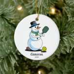 Funny Pickleball Snowman, Custom Foto & Text hinzu Keramik Ornament<br><div class="desc">Ein super lustiges Pickleball Weihnachtsschmuck mit einem Schneemann,  der pickleball spielt. Fügen Sie Ihren eigenen Text in das Foto vorne und Pickleball Player auf der Rückseite. Das ideale Urlaubsgeschenk für Ihren Pickleball-Partner,  geheimen Santa,  Coach,  Teamkoordinator oder alle,  die diesen phantastischen Sport Lieben.</div>