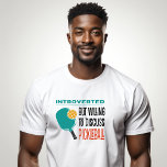 Funny Pickleball T-Shirt<br><div class="desc">Funny Introvert Pickleball Bekleidung für deinen Lieblings-Spieler. Ein humorvolles Zitat "Introvertiert, aber bereit, über Pickleball zu diskutieren" ist perfekt, um ein wenig Spaß auf dem Pickleball Court hinzuzufügen. Moderne Typografie und Retrofarben.</div>