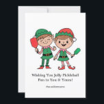 Funny Pickleball Weihnachtselfen, Custom Text Feiertagskarte<br><div class="desc">Mit dieser bezaubernden Weihnachtskarte servieren wir Ihnen ein wenig Urlaubsstimmung! Mit einer niedlichen Elfe, die Pickleball und Platz für Ihren personalisierten Text spielt, ist diese Karte der perfekte Weg, sich mit anderen Spielern, Clubs und Trainern zu verbinden. Auch ideal, um die Freude am Pickleball zu Ihren Freunden und Ihrer Familie...</div>