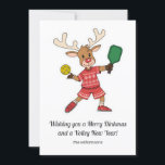 Funny Pickleball Weihnachtsmann, Custom Text Feiertagskarte<br><div class="desc">Feiern Sie den Urlaub im Pickleball-Stil mit dieser lustigen Weihnachtskarte, die einen spielerischen Pickleball Rentier hervorhebt. Es ist vollständig anpassbar mit Ihren Nachrichten auf der Vorder- und Rückseite. Ideal für Pickleball-Liebhaber, Clubs und Coaches, ist diese Karte ein lustiger Weg, um die Freude des Spiels mit denjenigen zu teilen, die es...</div>