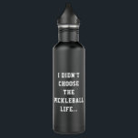 Funny Pickleblife Zitat Schwarz & Weiß Typ Edelstahlflasche<br><div class="desc">Dieses witzige und moderne Design einer Flasche Wasser aus Pickleball enthält einen Satz, der mit dem berühmten Zitat "Ich habe das Leben in den Schlägern nicht gewählt; das Leben in den Schlägern hat mich ausgesucht." inspiriert wurde. Sie beginnt auf der Vorderseite und geht auf der Rückseite weiter. Personalisieren Sie dieses...</div>