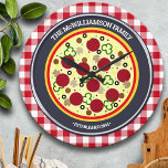 Funny Pizza Time Personalisiert Wall Clock Große Wanduhr<br><div class="desc">Diese Wanduhr ist das perfekte Geschenk für jeden Pizzafreund. Sie bietet eine Deluxe Pizza auf einer silbernen Pizzeria über einem klassischen roten Gingham-Druck,  ähnlich wie Tischdecken,  die man in klassischen Pizzarien vorfindet. Ihr Familienname und einjähriger Text wird direkt auf dem Pizzapanbild angezeigt.</div>