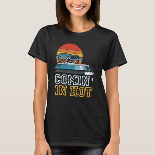 Funny Pontooner Comin' In Hot Pontoon Boat Captain T-Shirt (Vorderseite)