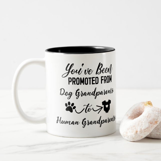 Funny Pregnancy Ankündigung für Hunde Großeltern Zweifarbige Tasse (Mit Donut)