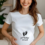 Funny Pregnancy Junge Mutter Kindergeschenk Idee T-Shirt<br><div class="desc">Niedliche Babyfußabdrücke und "einfach nur herumkicken" darunter machen einen humorvollen T - Shirt für eine zukünftige Mutter. Feiern Sie jemanden,  den Sie mit diesem lustigen Geschenk Liebe.</div>