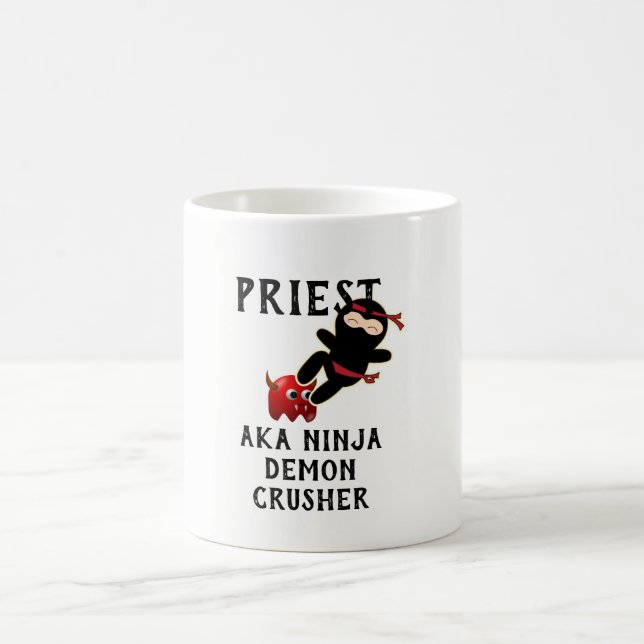 Funny Priest Geschenk AKA Ninja Demon Crusher Kaffeetasse (Mittel)