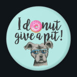 Funny Pun Pit Bull Terrier Dog und Donut Magnet<br><div class="desc">Das ist ein lustiges Pun-Design,  das sagt: "Ich gebe eine Grube". Es gibt ein Aquarellbild eines rosa Donuts mit bunten Sprinklen und einem Pitbull Hund im Design. Der Grubenbull ist grau und hat eine blaue Sonnenbrille auf.</div>