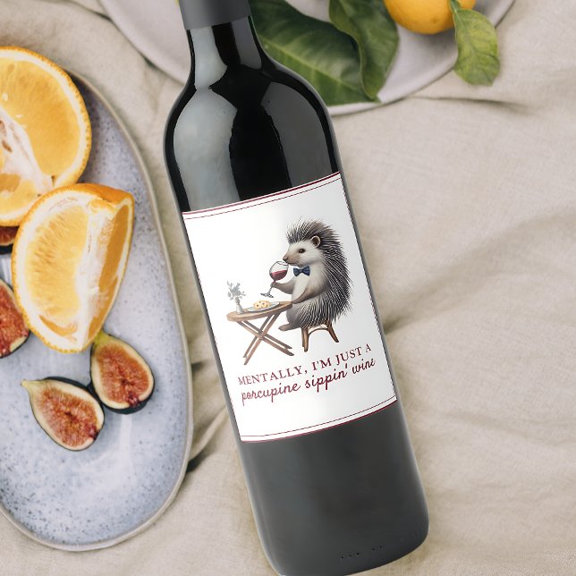 Funny Quirky Niedlich Porcupine Bowtie Einzigartig Weinetikett (Unique porcupine wine label adds charm and humor to your bottle. Ideal for wine enthusiasts!)