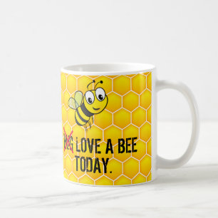 Funny Quote Hug/Liebe a Bee Today Tasse