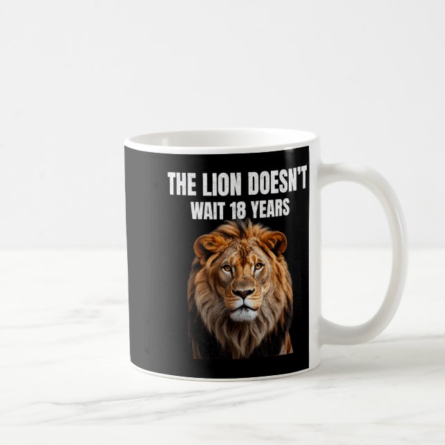 Funny Quotes The Lion Doesn't Wait 18 Years Men  Kaffeetasse (Rechts)