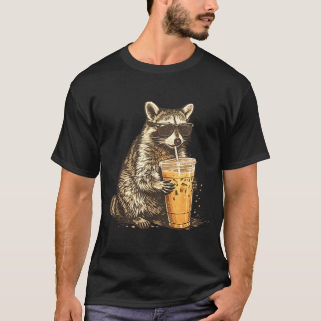 Funny raccoon drinking iced coffee animal meme men T-Shirt (Vorderseite)