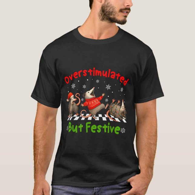 Funny Raccoon Overstimulated But Festive Merry Chr T-Shirt (Vorderseite)