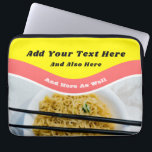 Funny Ramen Noodles Packet Custom Message Laptopschutzhülle<br><div class="desc">Fügen Sie Ihr eigenes lustiges Sprichwort oder eine personalisierte Nachricht hinzu,  um Ihren eigenen ramen-themed Laptop-Fall zu erstellen. Diese Notebookhülle ist so konzipiert,  dass sie wie ein Bündel von Ramen-Nudeln mit hellroten und gelben Grafiken über einem Foto Ramen-Nudeln in einer Schüssel aussieht.</div>
