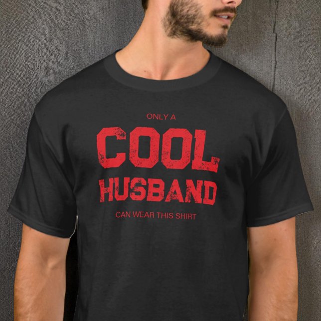 Funny Red Quote Moderne Typografie Cooler Mann T-Shirt (Funny Red Quote Modern Typography Cool Husband T-Shirt)
