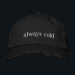 Funny Relating Life Zitat kalt Freezing Custom Bestickte Baseballkappe<br><div class="desc">Bleibe warm im Geiste (auch wenn du immer kalt bist) mit dieser trendigen, bedrückten schwarzen Mütze, die den bestickten Satz immer kalt in weißem Text zeigt. Dieser Hut ist perfekt für diejenigen, die ohne Pullover nirgends hingehen können. Er verbindet relativer Spaß mit minimalistischem Stil. Die gebeutelten Details verleihen dem Ganzen...</div>