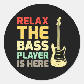 Funny Relax Der Bass Player ist hier Gitarre Runder Aufkleber