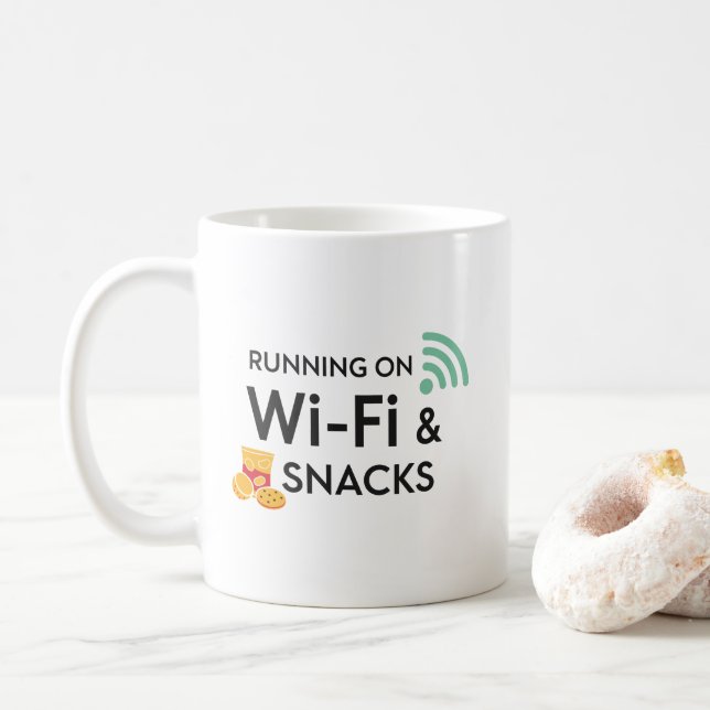 Funny Remote Work Mug Wi-Fi and Snacks Quote Kaffeetasse (Mit Donut)