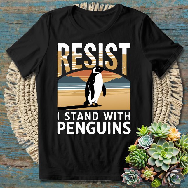 Funny Resist Penguin Aktivismus T-Shirt (Von Creator hochgeladen)