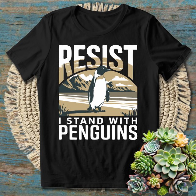 Funny Resist Penguin Aktivismus T-Shirt (Von Creator hochgeladen)