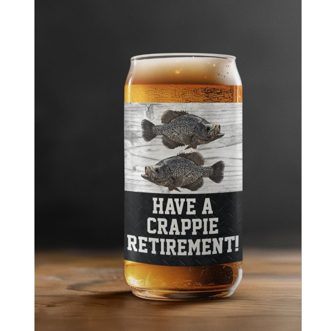 Funny Retirement Fischen Crappie Pun Geschenk Dosenglas (A funny fishing retirement gift, a crappie themed beer glass for the retired angler.)