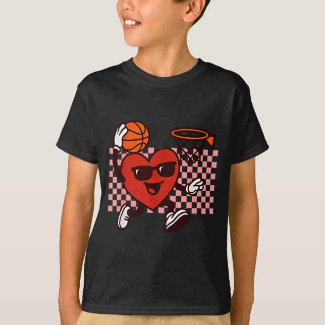 Funny Retro Heart Graphic Basketball Player Kids V T-Shirt (Vorderseite)