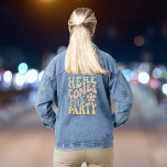 Funny Retro Junggeselinnen-Abschied Jeansjacke<br><div class="desc">Niedliche komische Denim-Jacke für die Brautjungfrauen und Bestien der Braut mit "Here Comes The Party" in einem großen, gewellten Retro-Schriftart in den Schattierungen von verstaubtem Salbei grün, Rosa, Blau und Gelb und einer im Stil der 70er Jahre entstandenen Illustration einer Blume. Für die Braut steht eine koordinierende Jacke "Here Comes...</div>